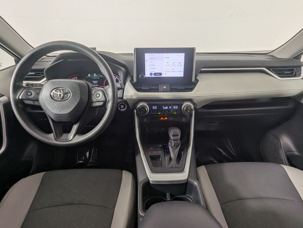 2025 Toyota RAV4 XLE - Photo 16