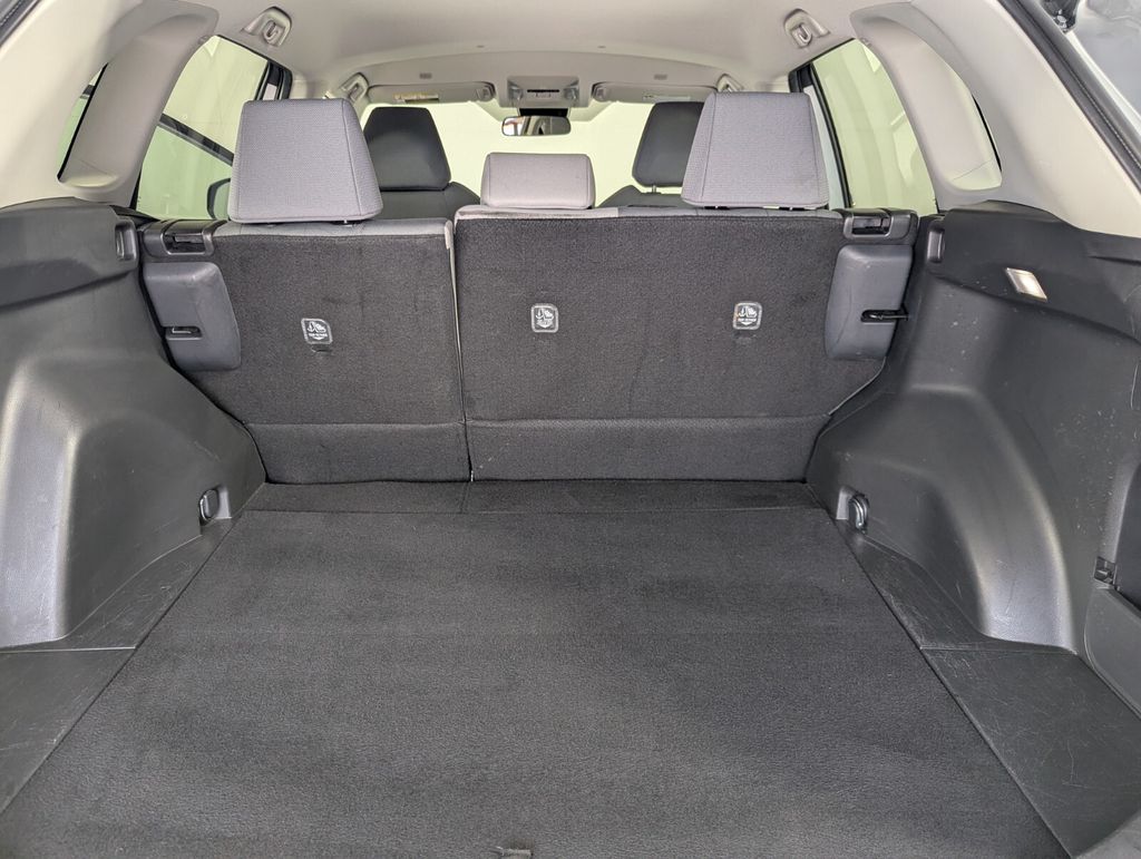 2025 Toyota RAV4 XLE - Photo 26