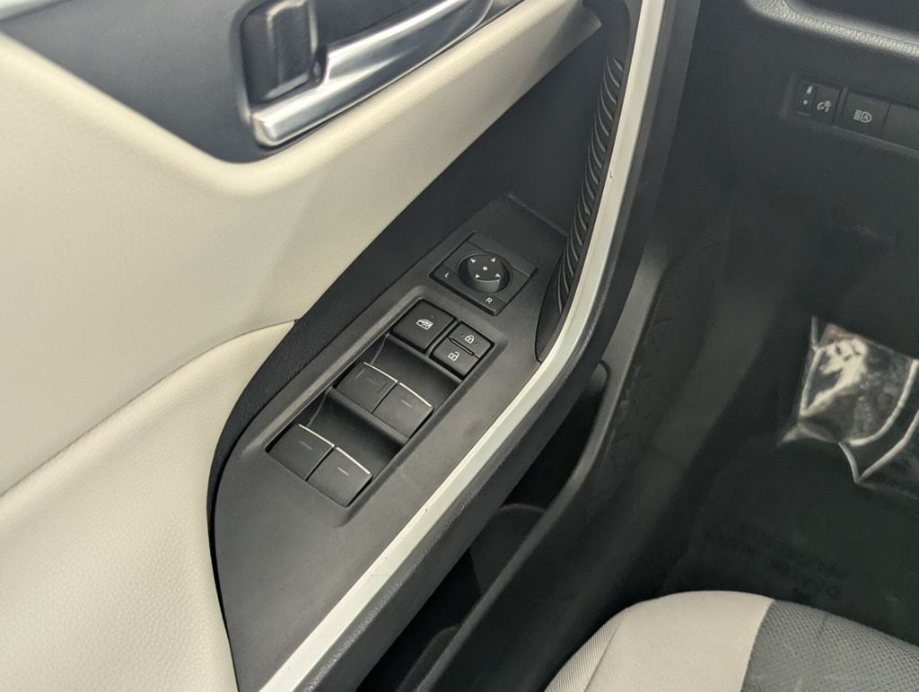 2025 Toyota RAV4 XLE - Photo 17