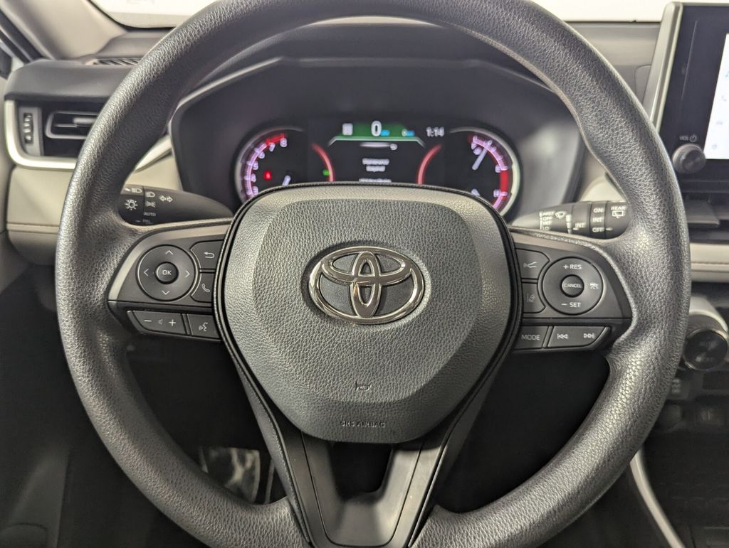 2025 Toyota RAV4 XLE - Photo 18