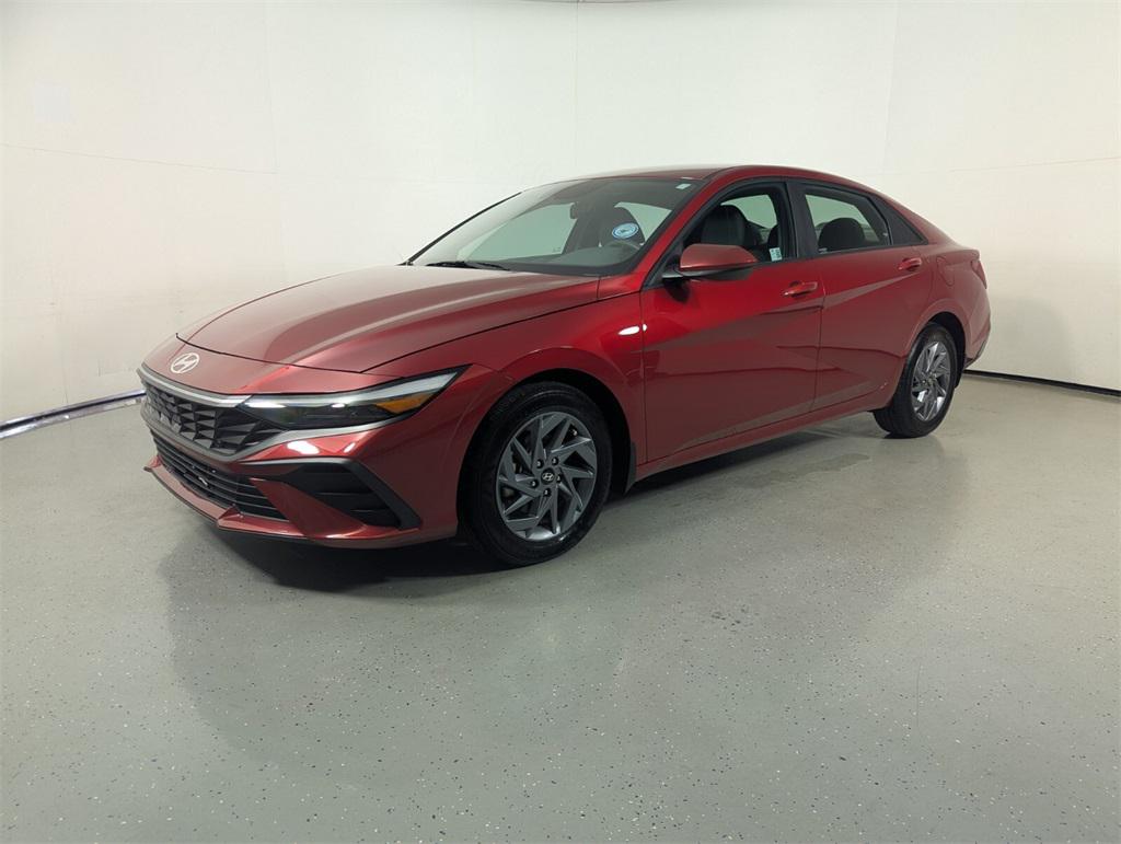 2024 Hyundai Elantra SEL photo 3