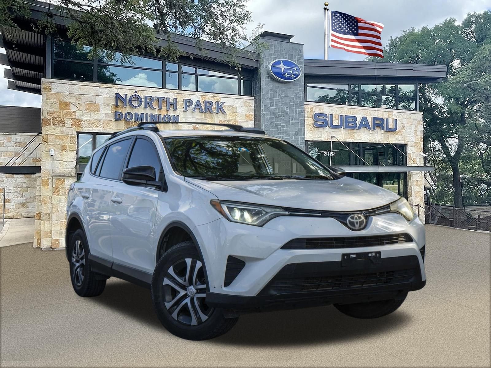2018 Toyota RAV4 LE's photo