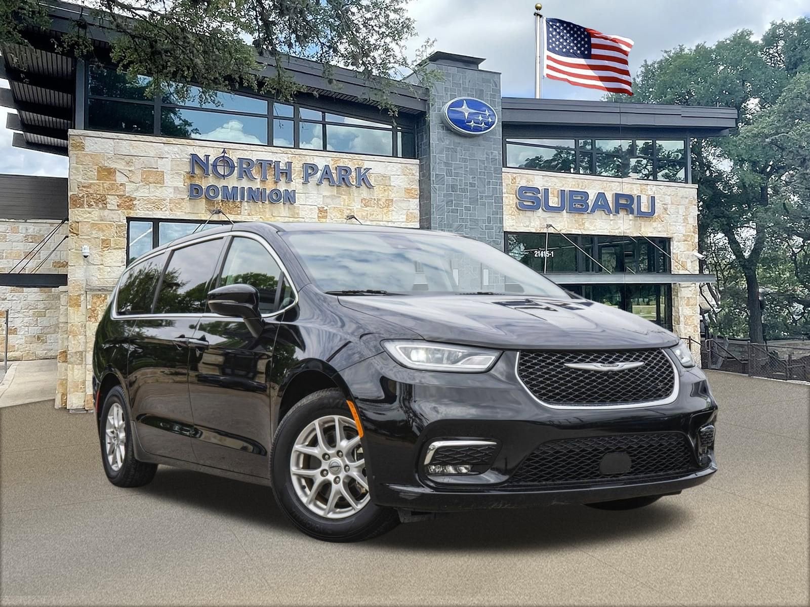 2024 Chrysler Pacifica Touring L's photo