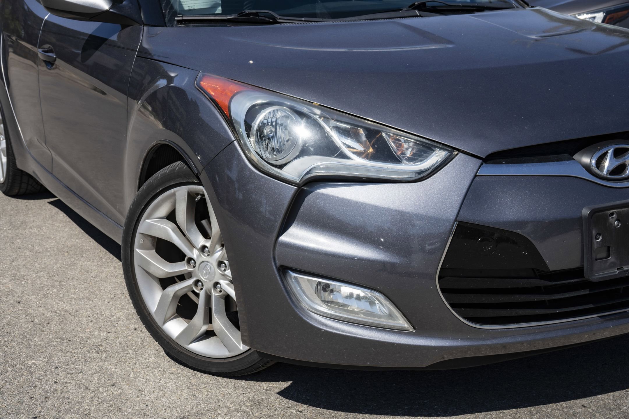 2015 Hyundai Veloster Base photo 2