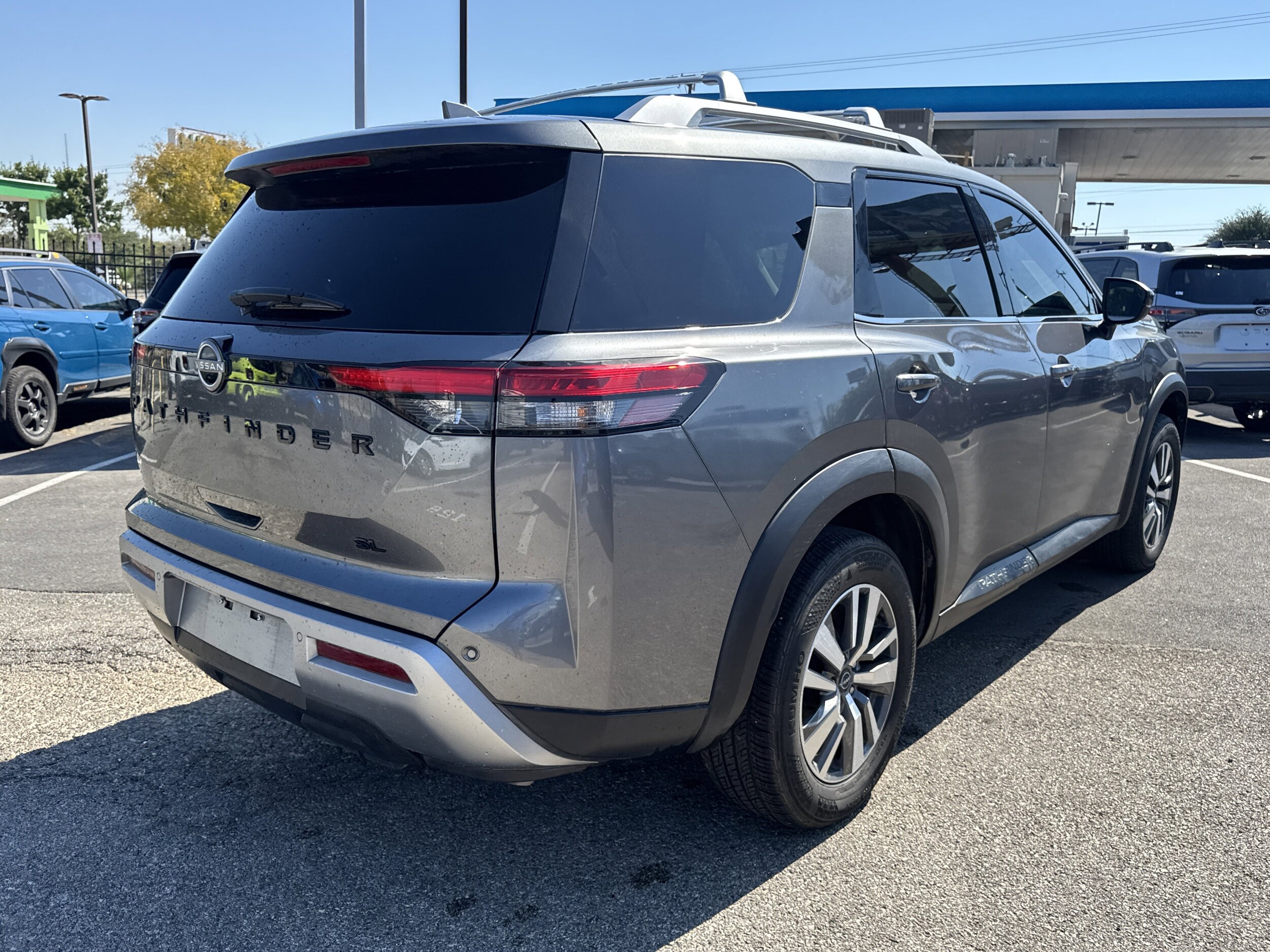 2023 Nissan Pathfinder SL photo 2