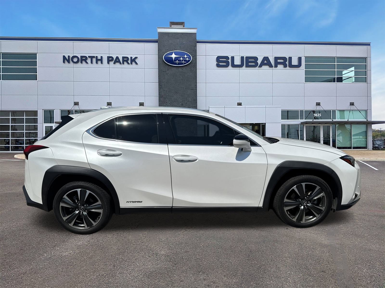 2020 Lexus UX 250h Premium photo 2