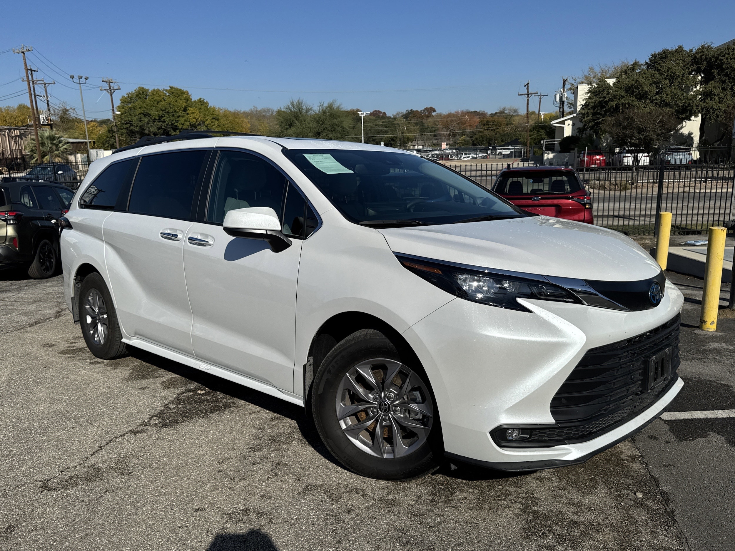 2025 Toyota Sienna XLE's photo