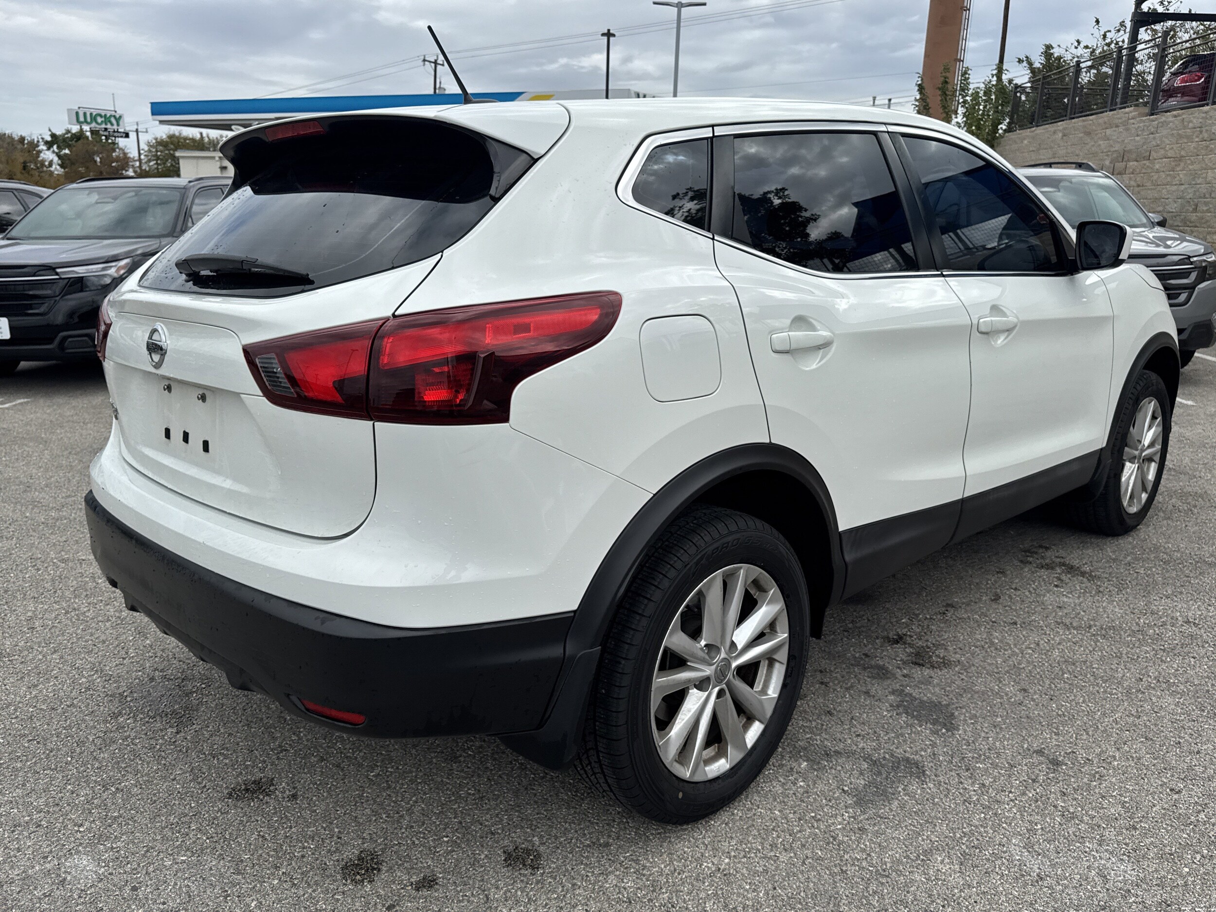 2017 Nissan Rogue Sport S photo 3