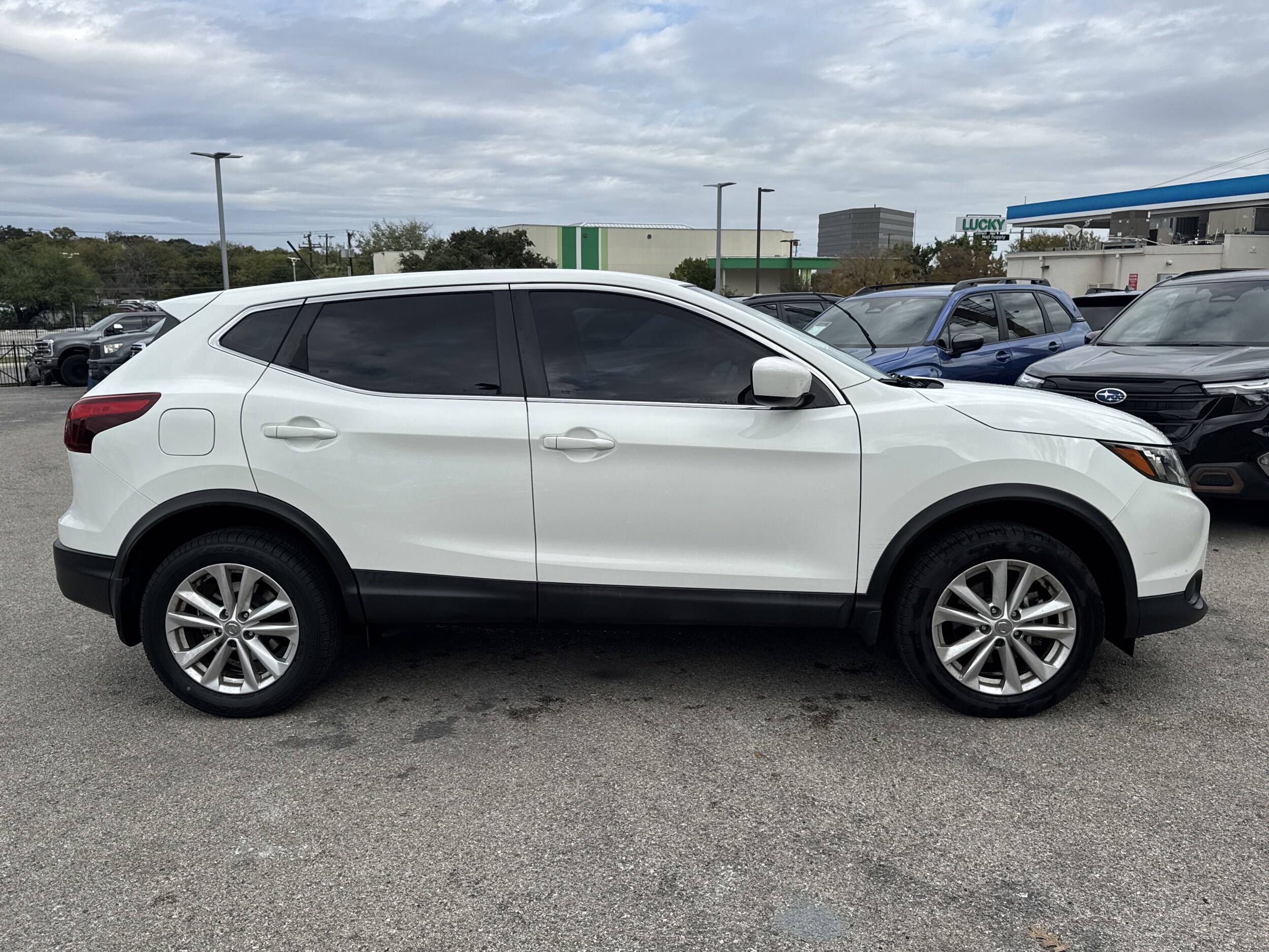 2017 Nissan Rogue Sport S photo 2