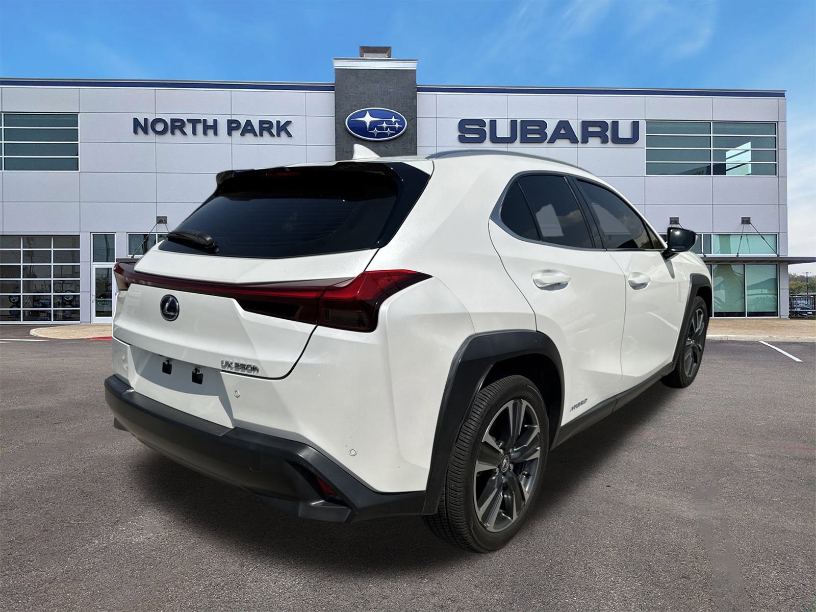 2020 Lexus UX 250h Premium photo 3