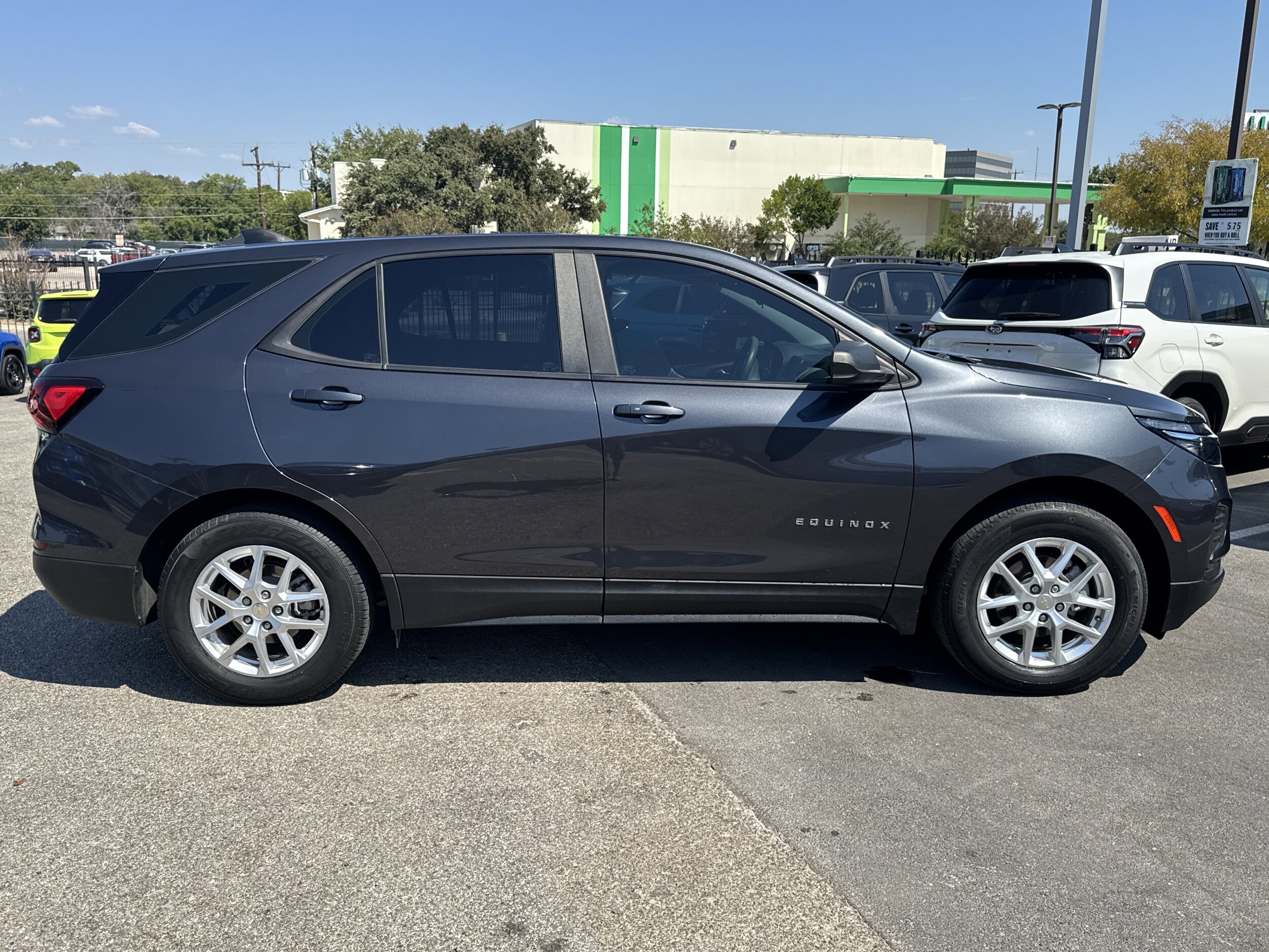 2022 Chevrolet Equinox LS photo 2