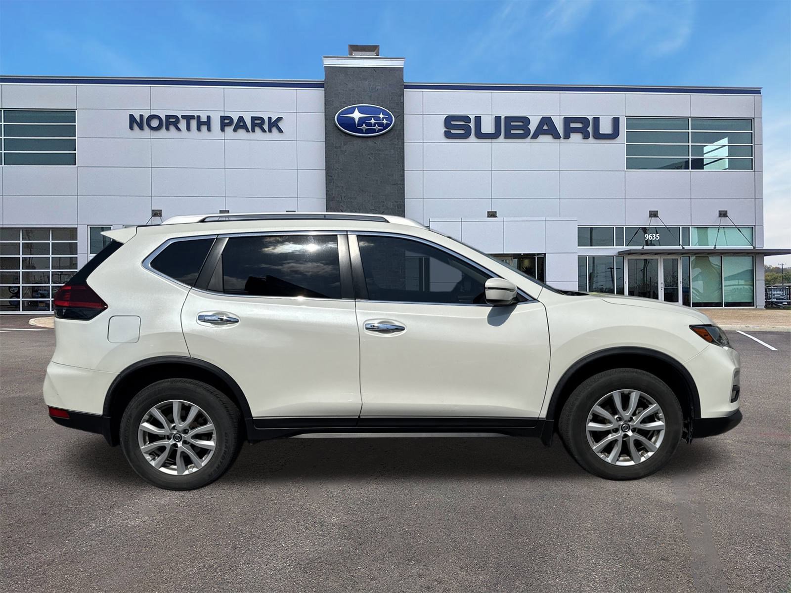 2018 Nissan Rogue SV photo 2