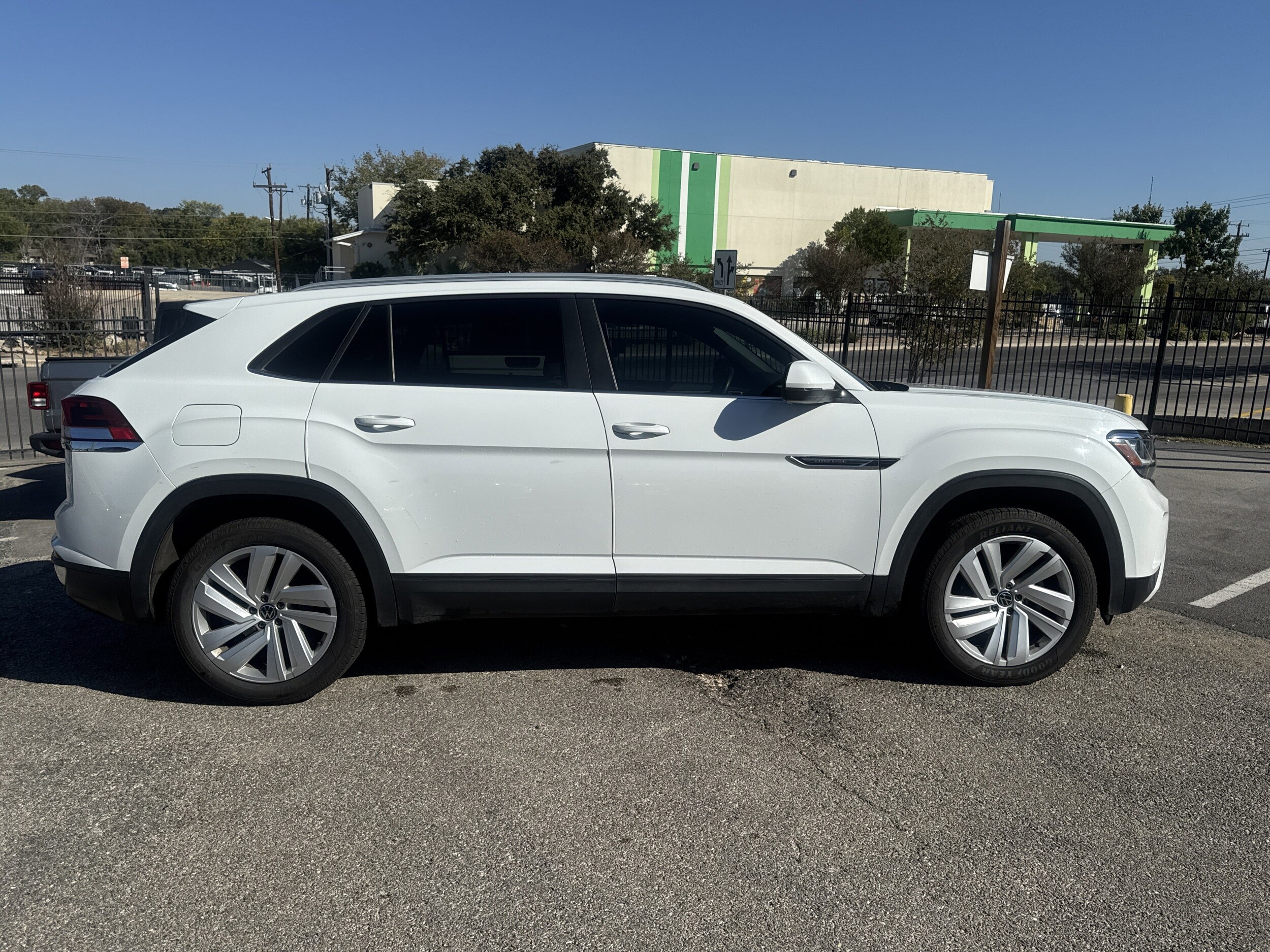 2020 Volkswagen Atlas Cross Sport V6 SE Technology photo 2