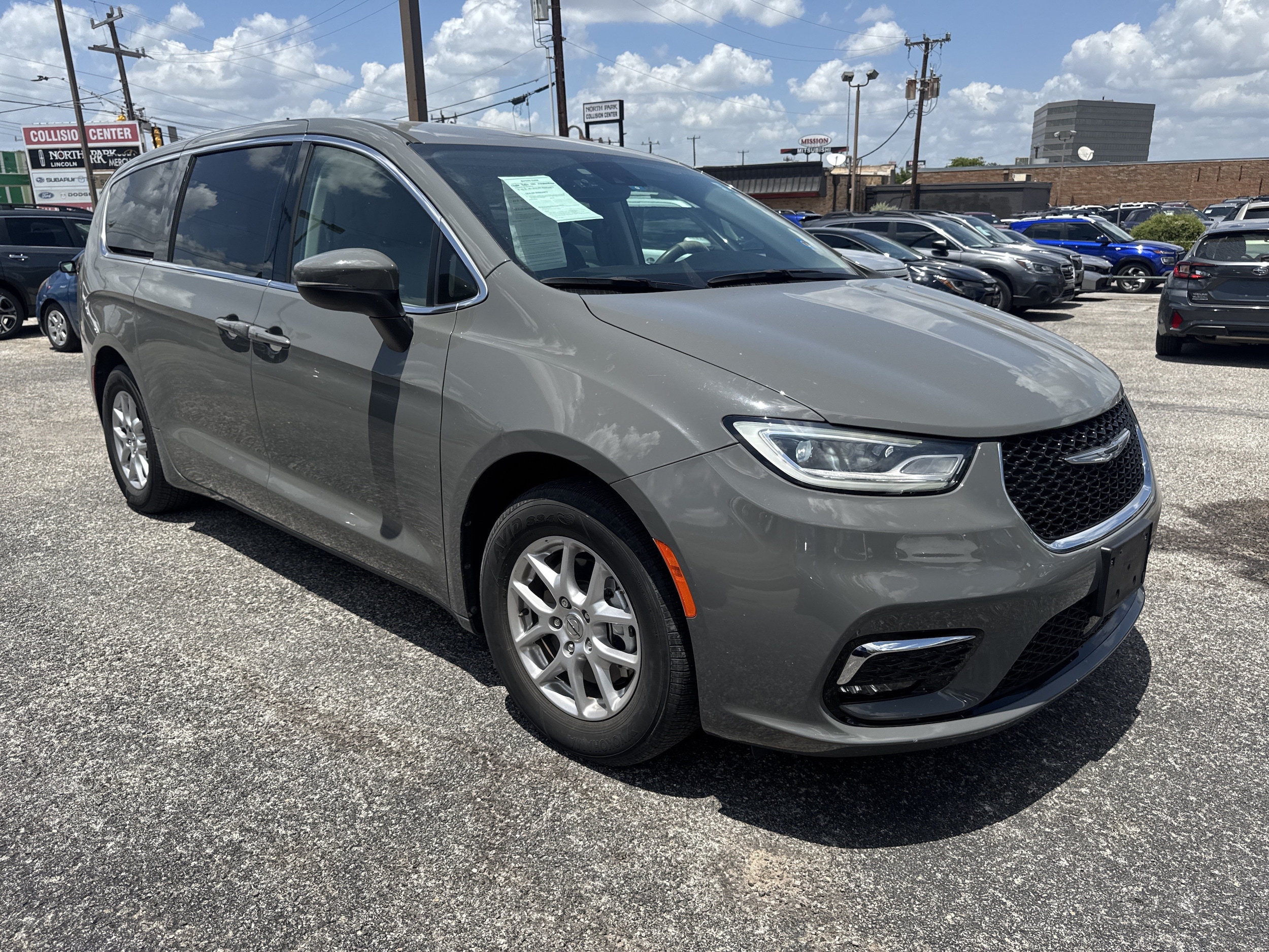 2023 Chrysler Pacifica Touring L's photo