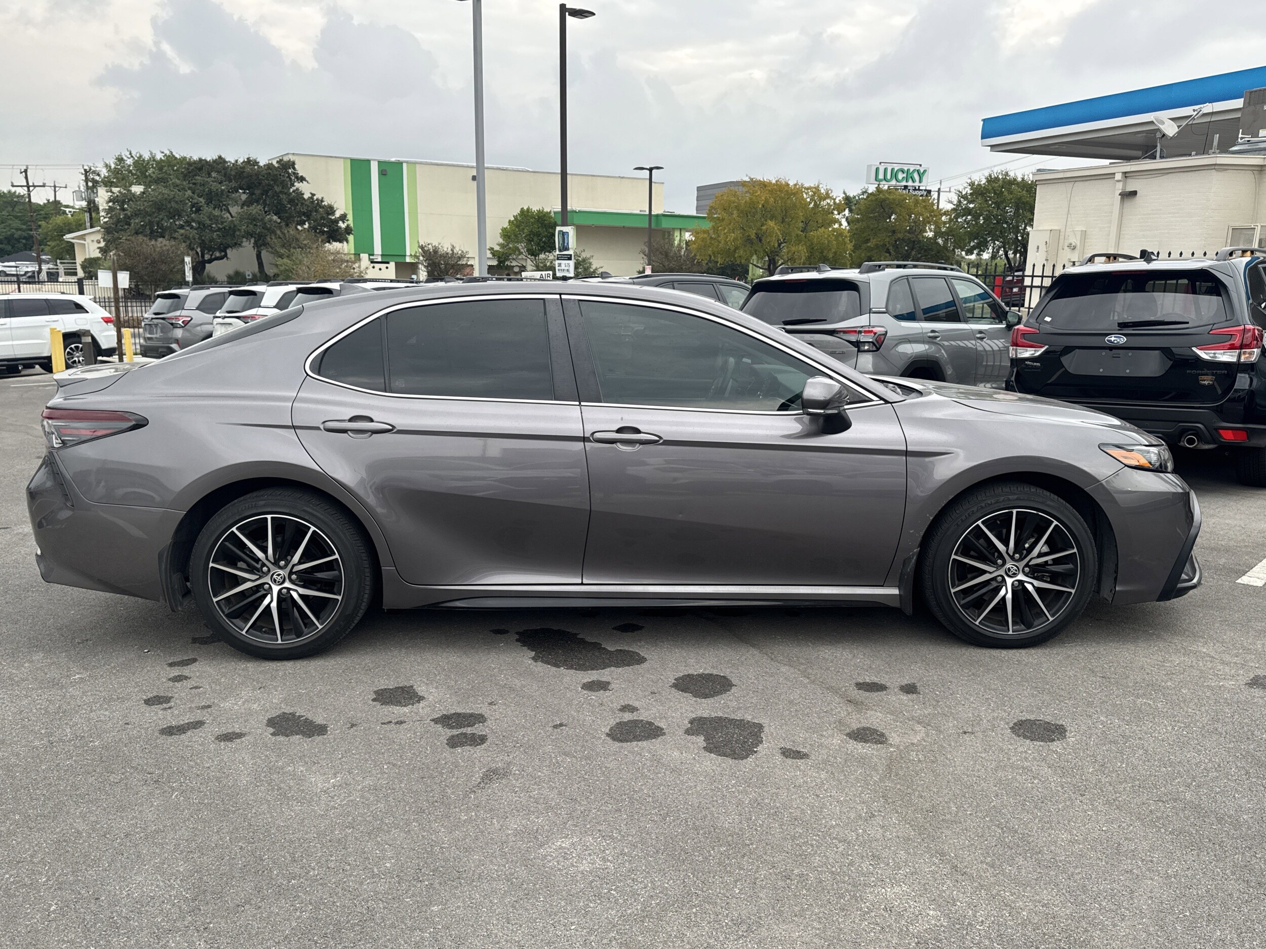 2022 Toyota Camry SE photo 2