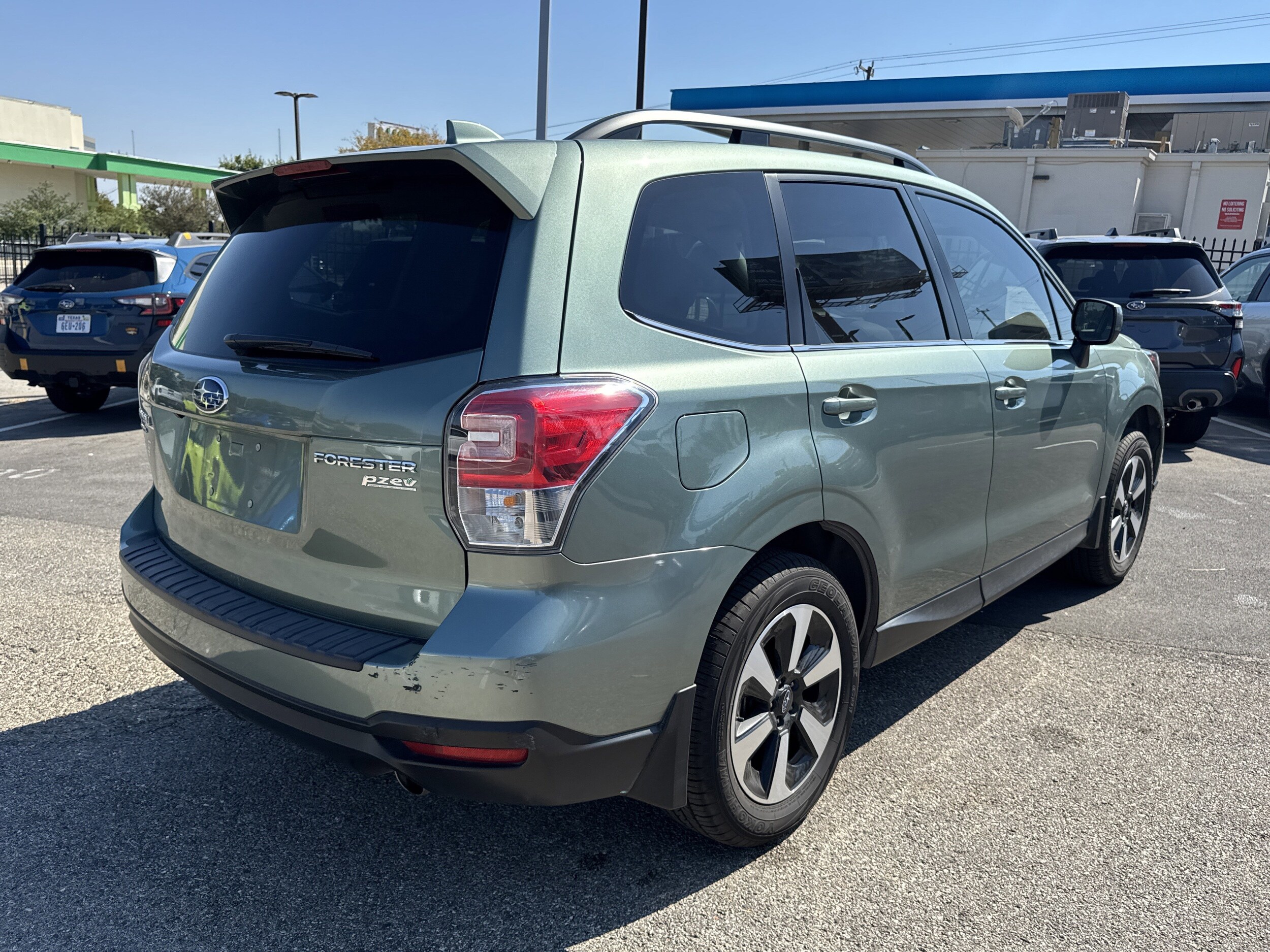 2017 Subaru Forester 2.5i Limited photo 3