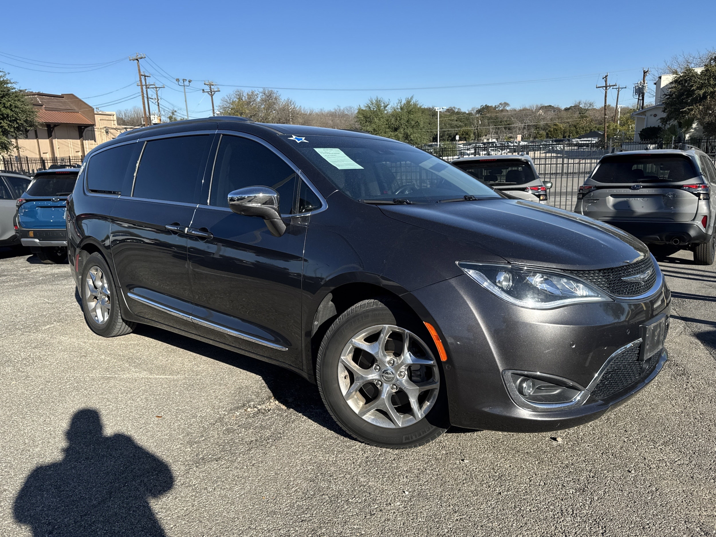 2017 Chrysler Pacifica Limited's photo