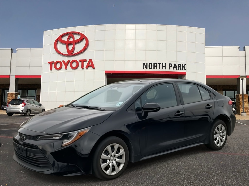 2024 Toyota Corolla LE's photo