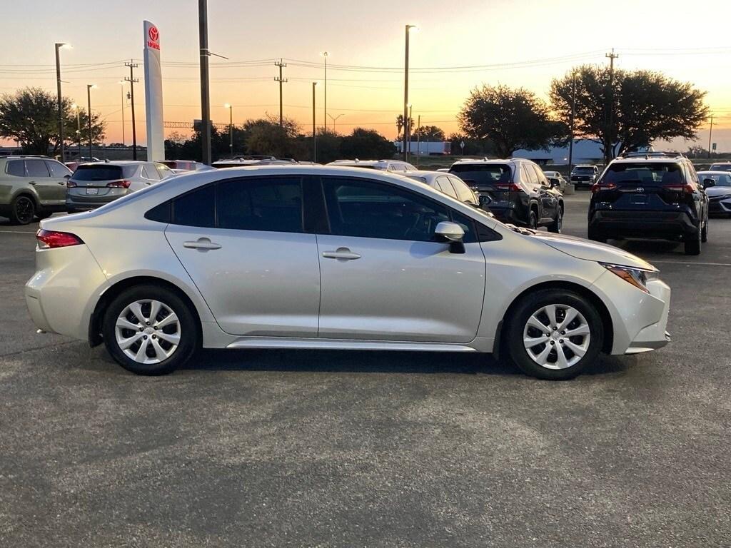 2025 Toyota Corolla LE photo 4