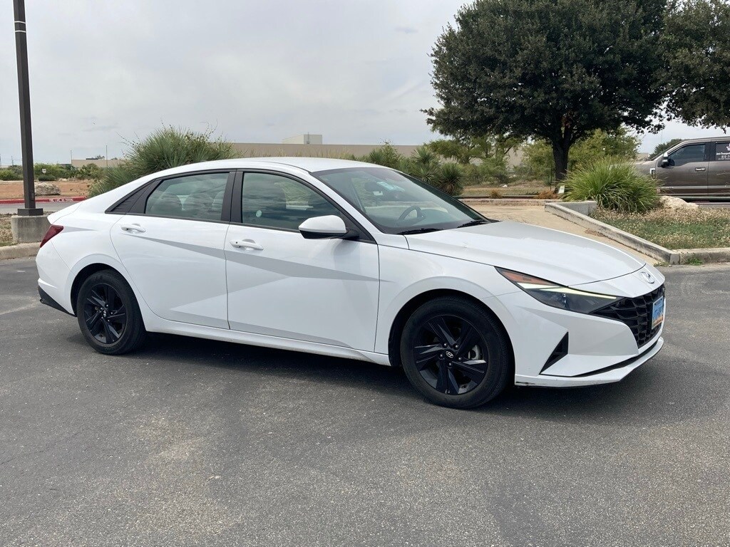 2023 Hyundai Elantra SEL photo 2