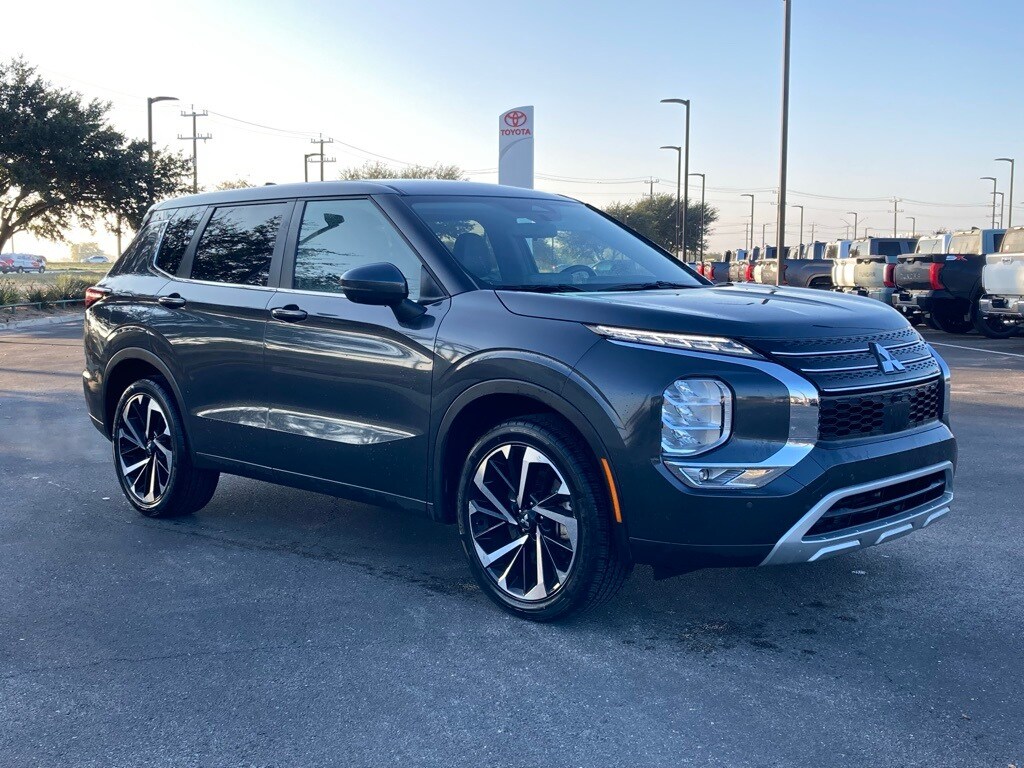 2024 Mitsubishi Outlander SE Black Edition photo 3