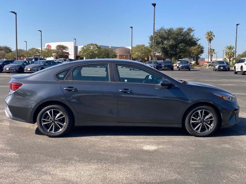 2024 Kia Forte LXS photo 3