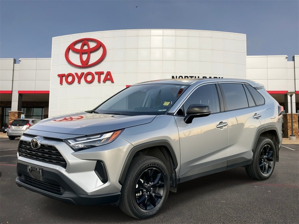 2023 Toyota RAV4 LE's photo