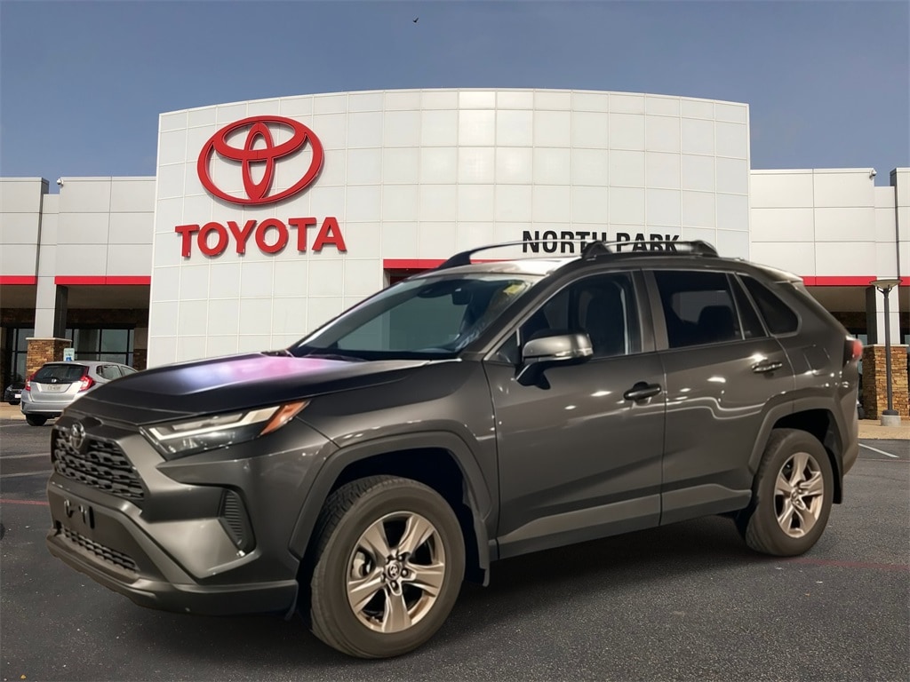 2023 Toyota RAV4 XLE's photo