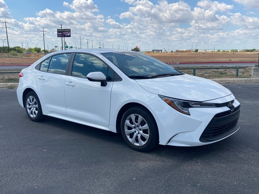 2024 Toyota Corolla LE photo 3