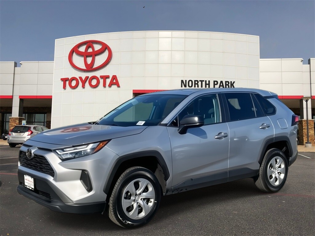 2024 Toyota RAV4 LE's photo