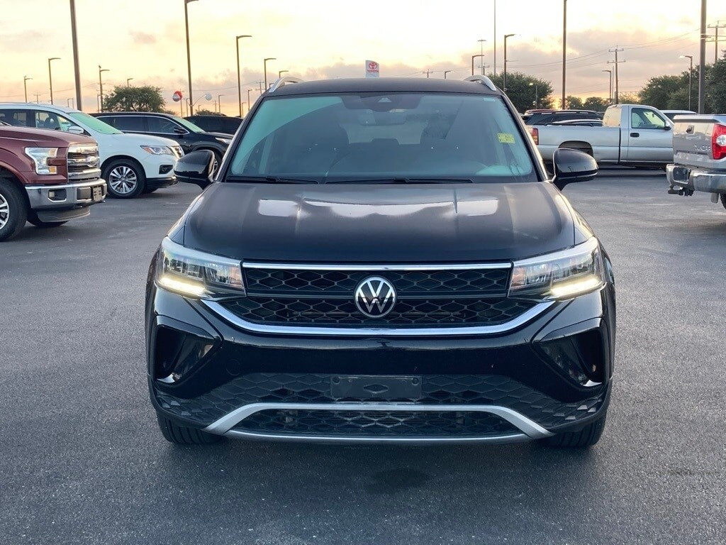2022 Volkswagen Taos SE photo 2