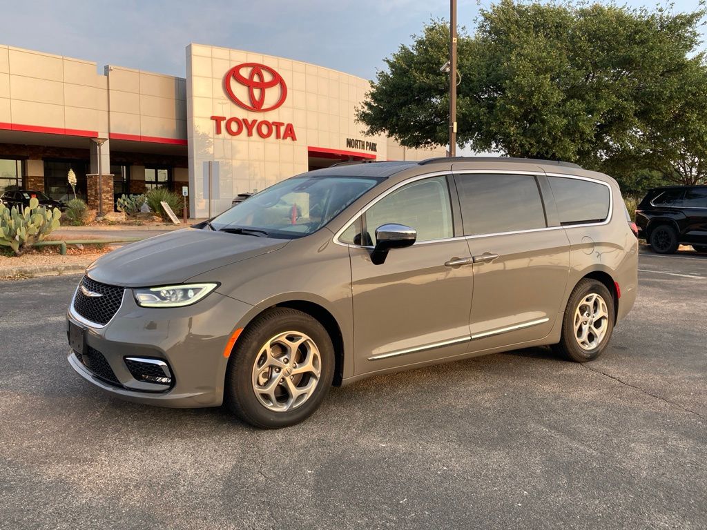 2023 Chrysler Pacifica Limited's photo