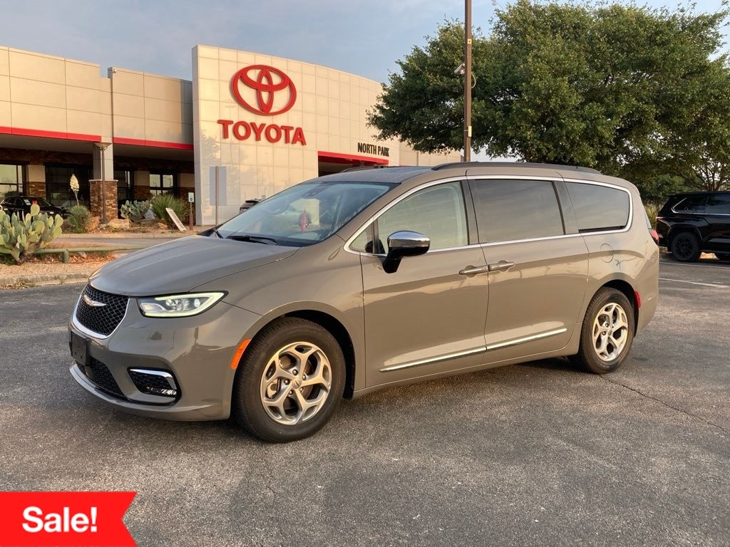 2023 Chrysler Pacifica Limited's photo