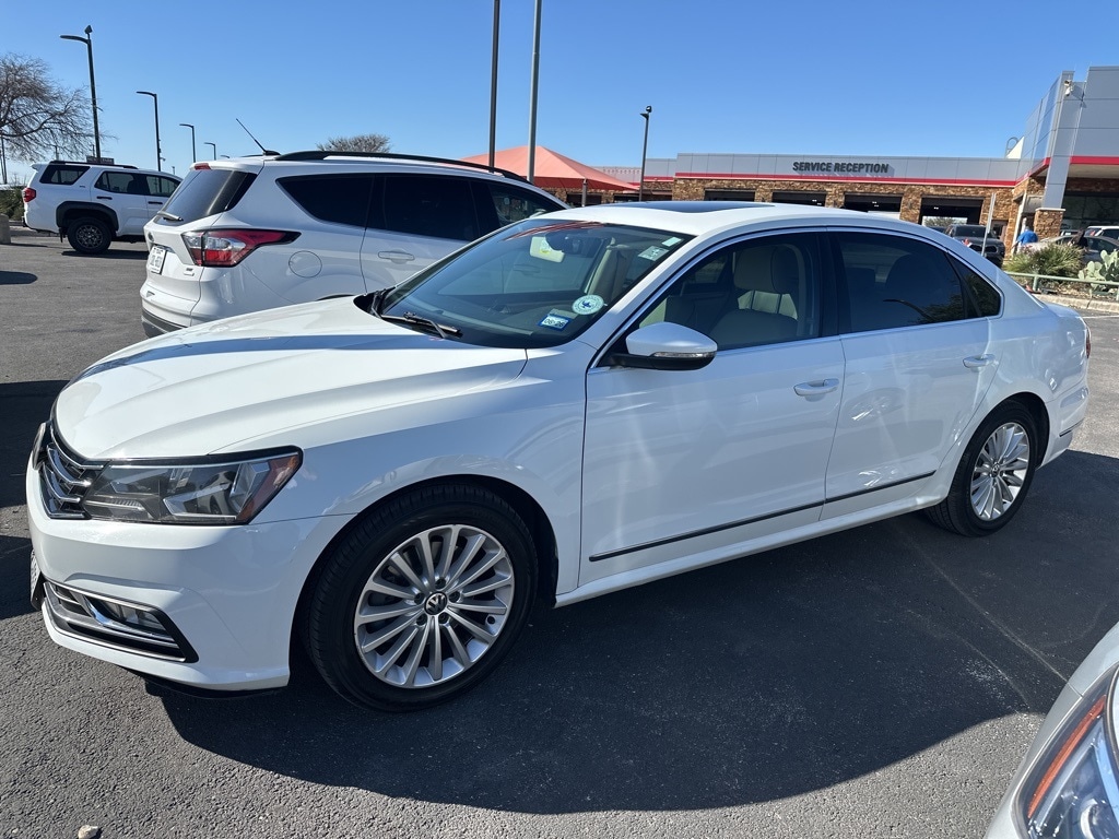 2016 Volkswagen Passat SE's photo