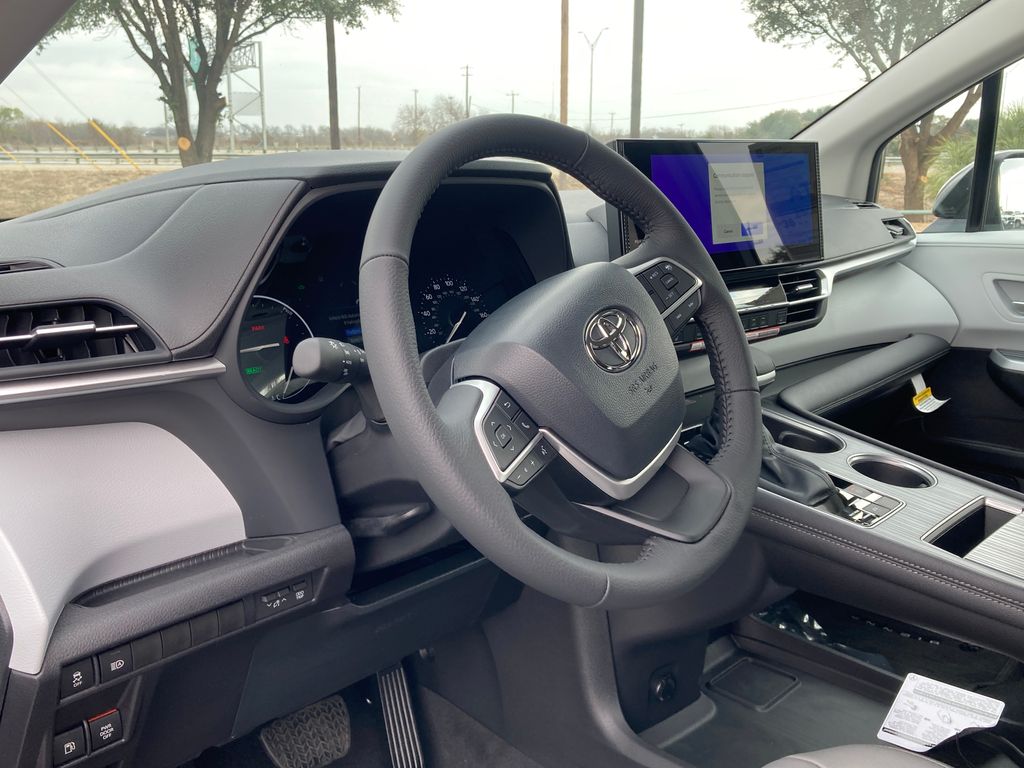 2026 Toyota Sienna XLE 8-Passenger Hybrid FWD's photo