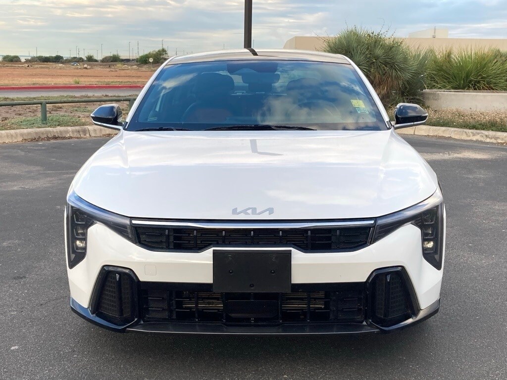 2025 Kia K4 GT-Line photo 2