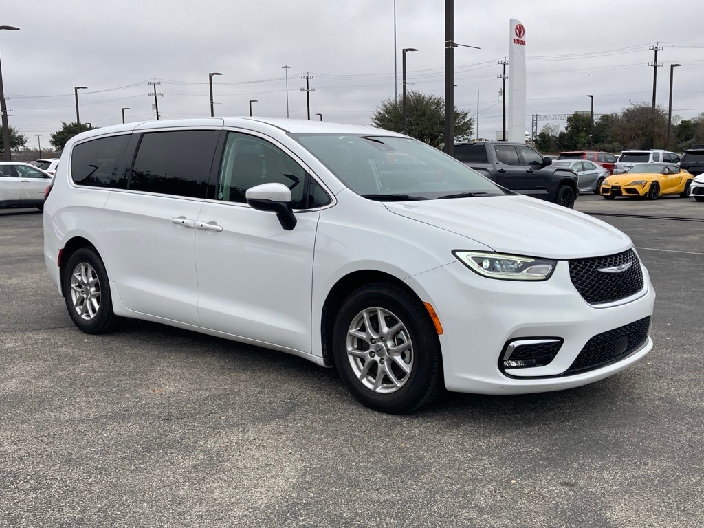 Used 2023 Chrysler Pacifica Touring L Minivan/Van