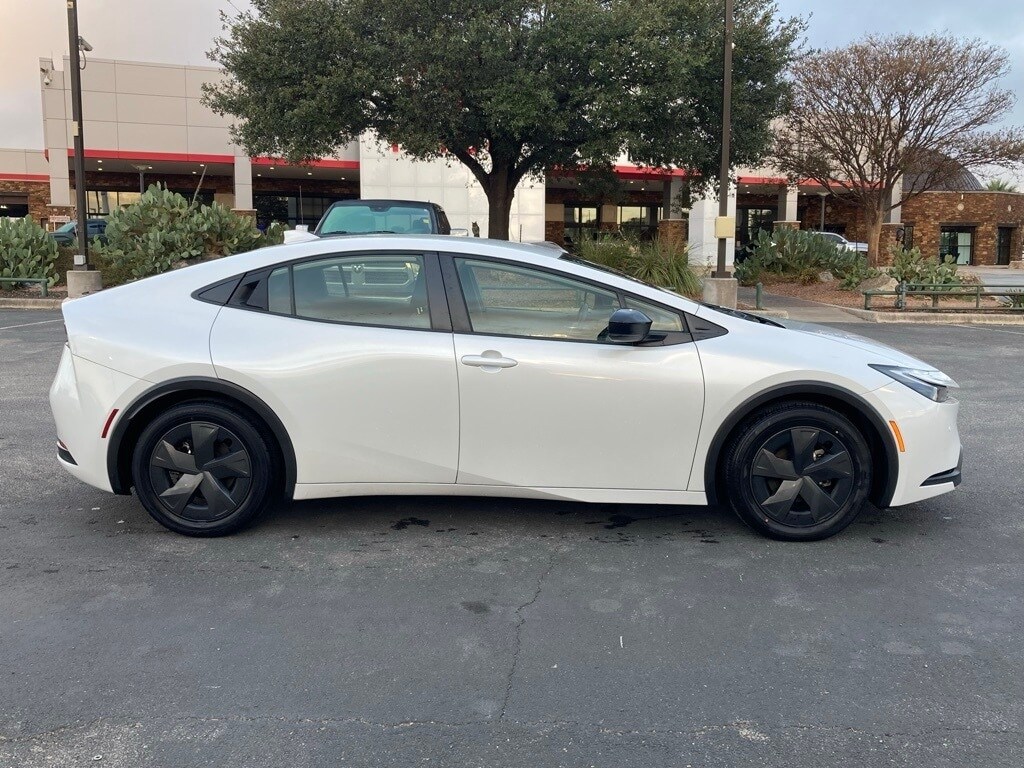 2023 Toyota Prius Limited photo 4