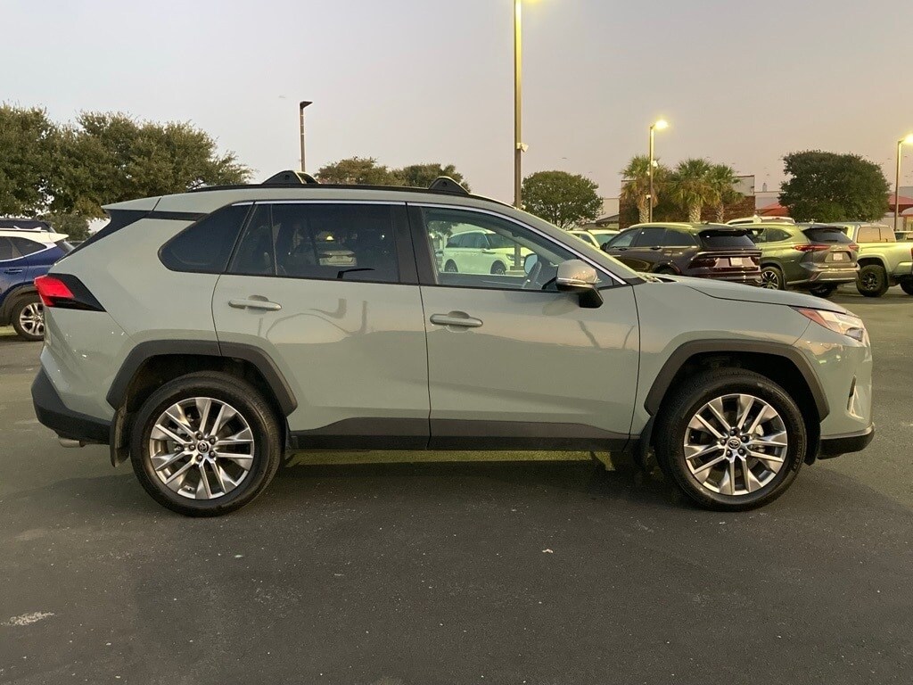 2023 Toyota RAV4 XLE Premium photo 4