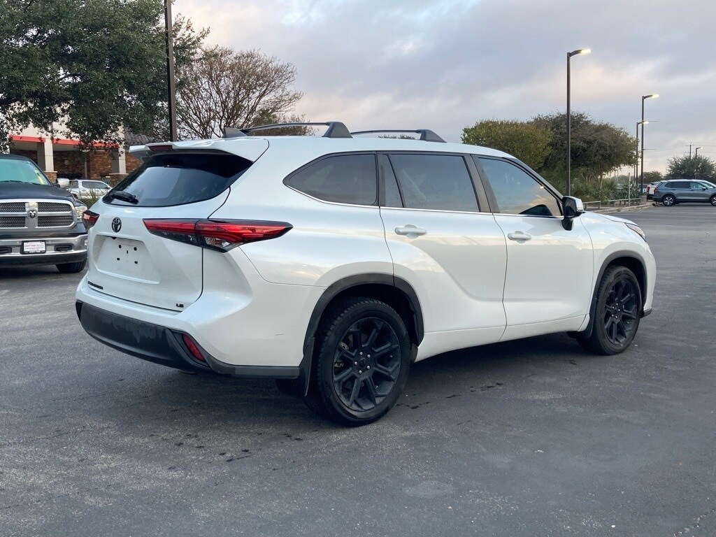 2023 Toyota Highlander L photo 2