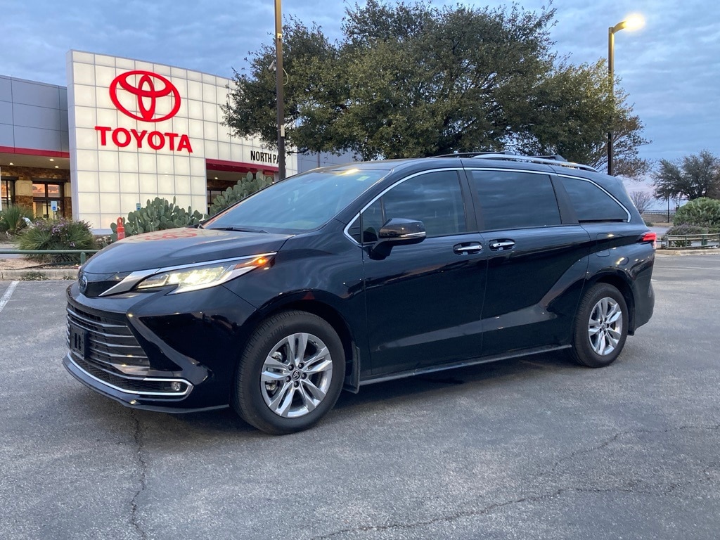 2025 Toyota Sienna Limited's photo