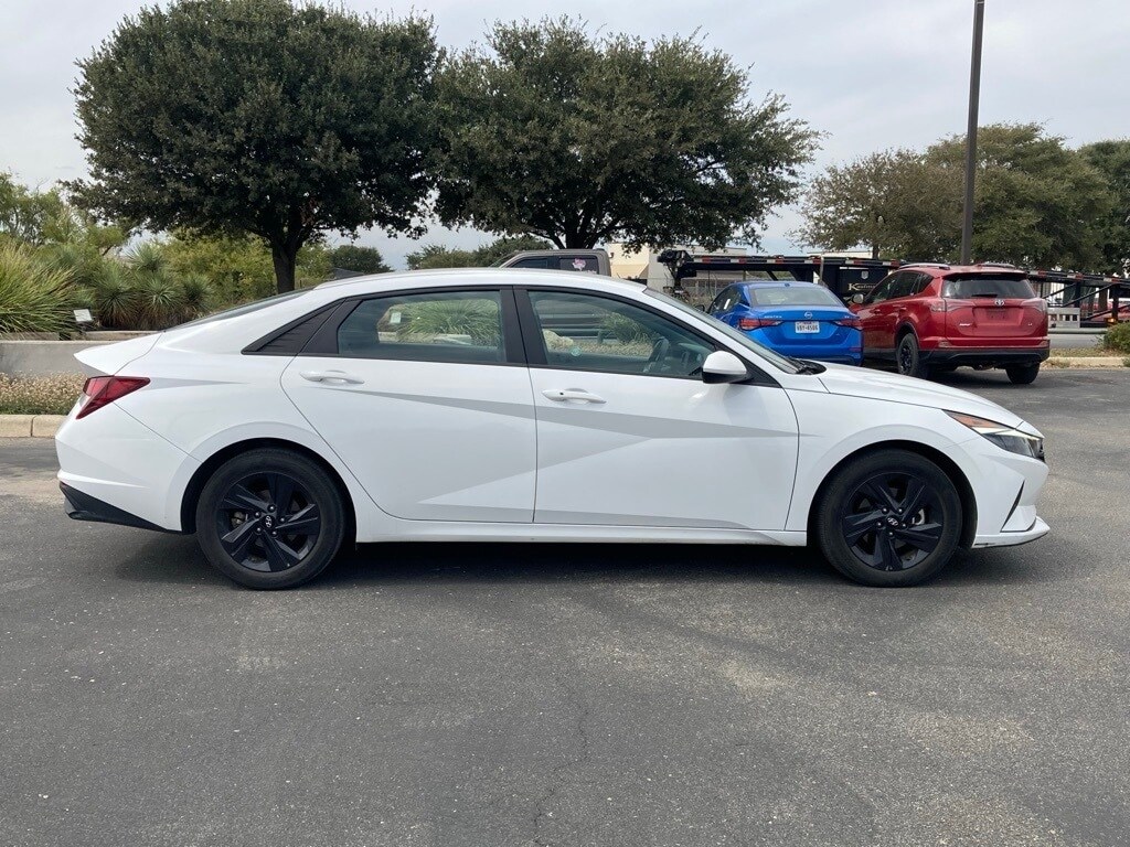 2023 Hyundai Elantra SEL photo 3