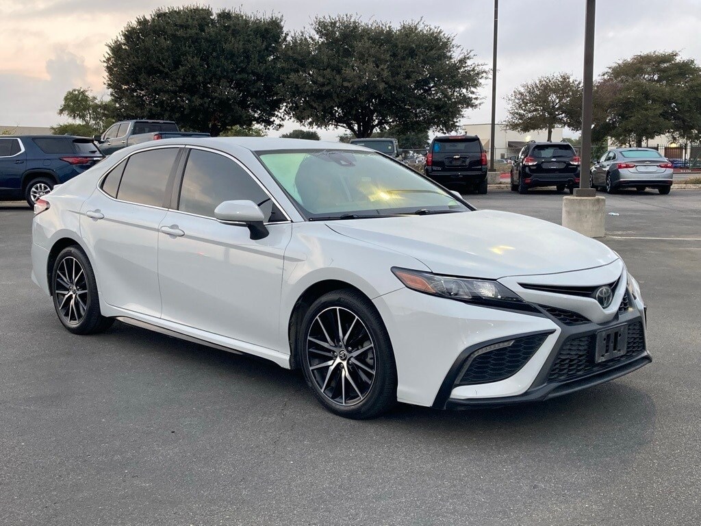 2022 Toyota Camry SE photo 3