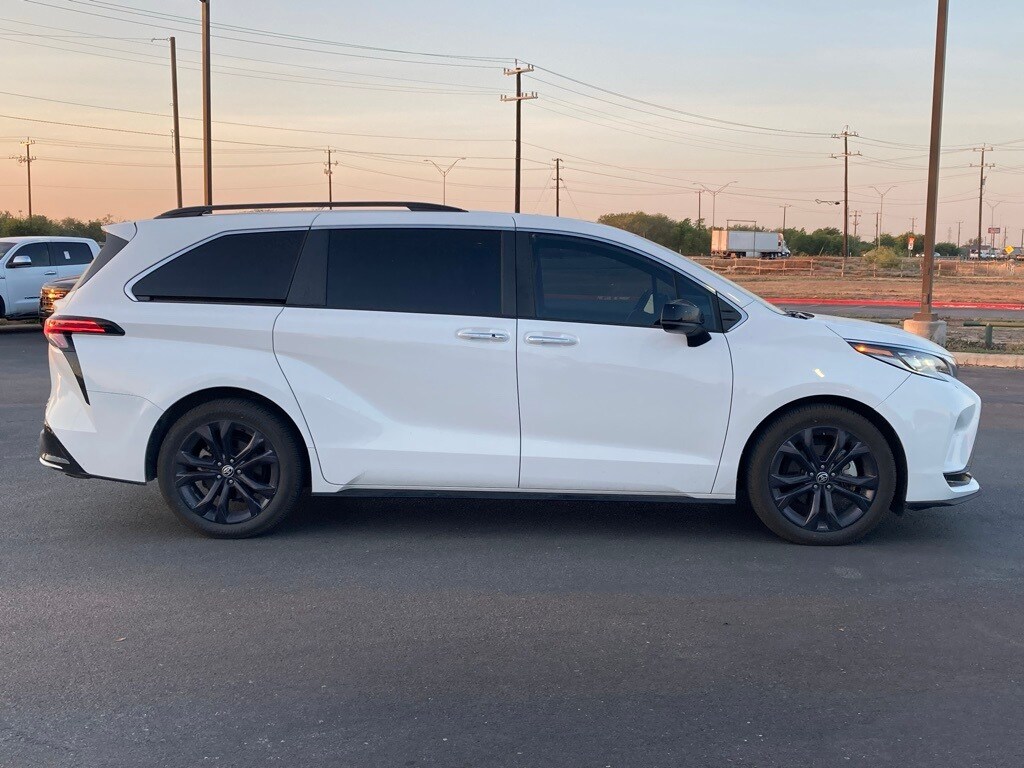 2022 Toyota Sienna XSE photo 4