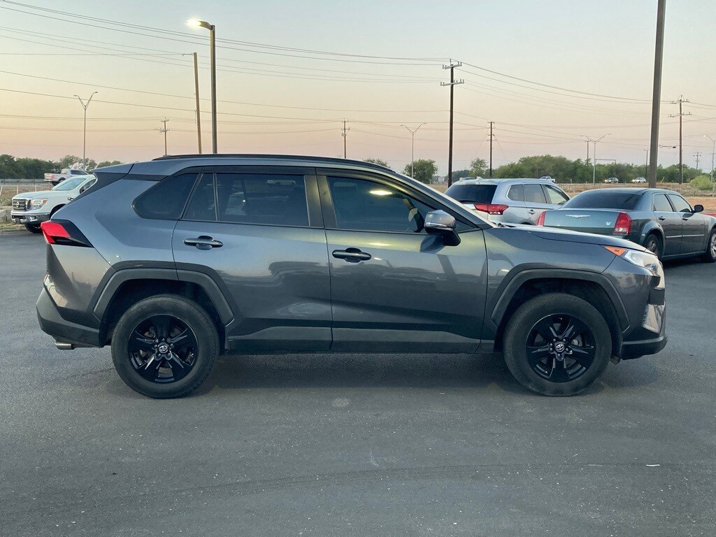 2020 Toyota RAV4 XLE photo 3