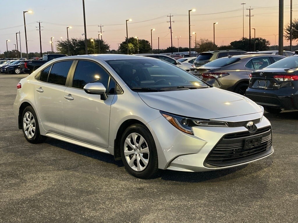2025 Toyota Corolla LE photo 3