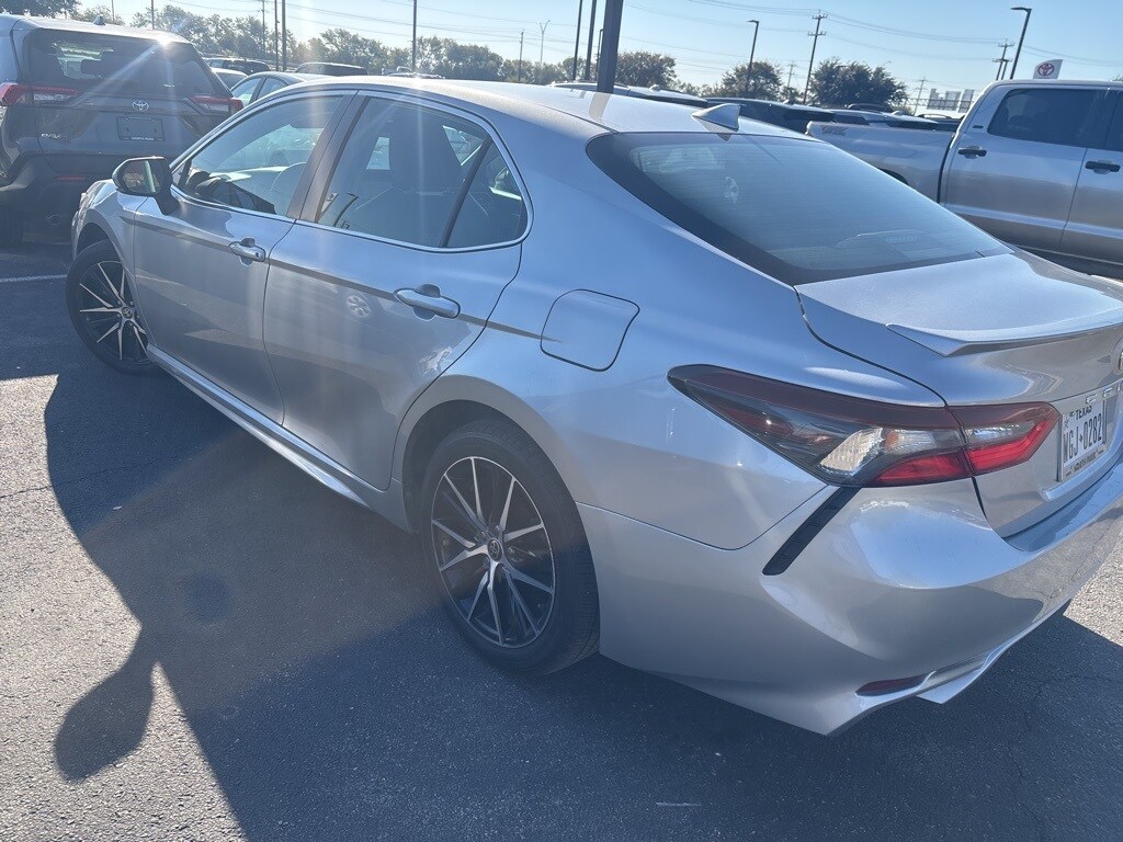 2022 Toyota Camry SE photo 2