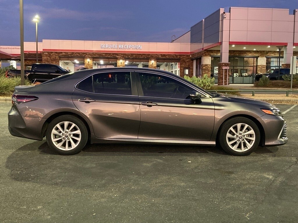2022 Toyota Camry LE photo 4