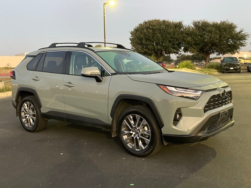 2023 Toyota RAV4 XLE Premium photo 3