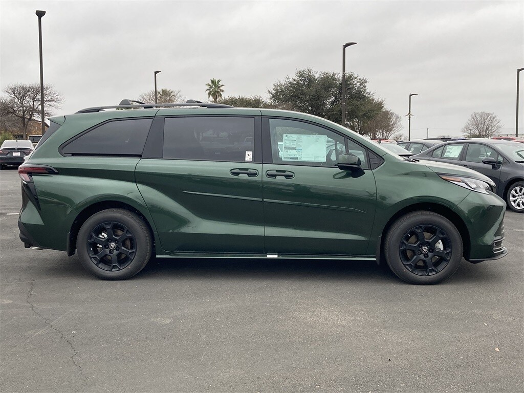 2025 Toyota Sienna Woodland Edition photo 3